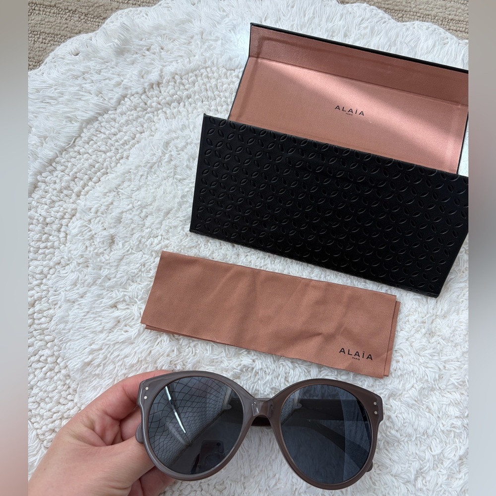 ALAÏA Paris AA0036S Brown Round Oversized Sunglasses Nude/Taupe